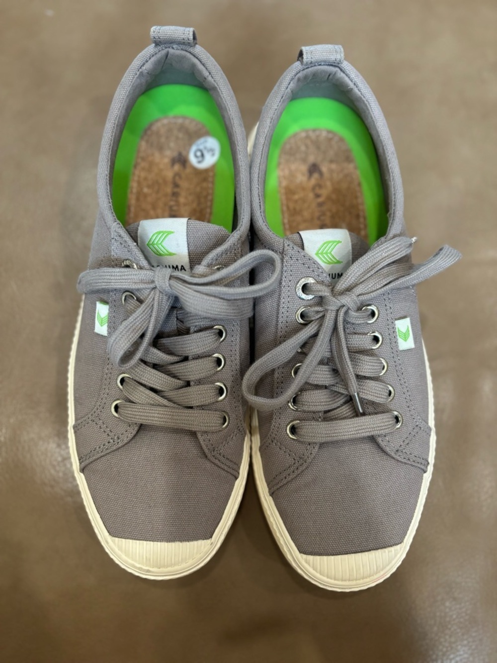 Cariuma Women’s Gray Canvas Low-Top minimalist Sneakers - Picture 2 of 7